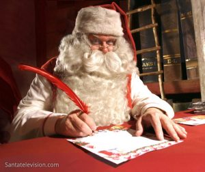 Der Weihnachtsmann schreibt einen Brief in seinem Büro in Rovaniemi in Finnland