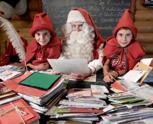 Cartas para Santa Claus en la Oficina de correos de Papá Noel en Rovaniemi en Laponia