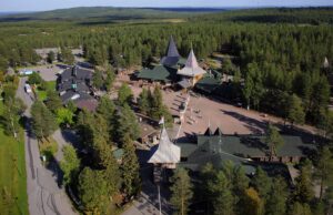 El Pueblo de Papá Noel en Rovaniemi en la Laponia finlandesa en verano por aire