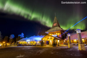 Las Auroras Boreales y la línea del Circulo Polar Ártico en la Aldea de Papá Noel en Rovaniemi, Laponia.