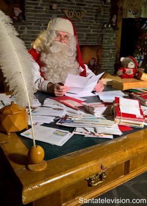 Papá Noel en la Oficina Central de Correos de Santa Claus en Rovaniemi, Laponia.