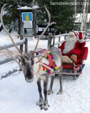 Papá Noel, su reno y el signo del Círculo Ártico polar en Laponia