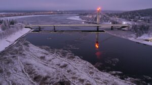 El puente de las velas del leñador y el río Kemijoki congelado en Rovaniemi, Laponia, Finlandia