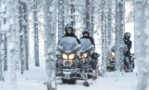 Safari en moto de nieve eléctrica en Rovaniemi, Laponia, con la empresa Porovaara Hill